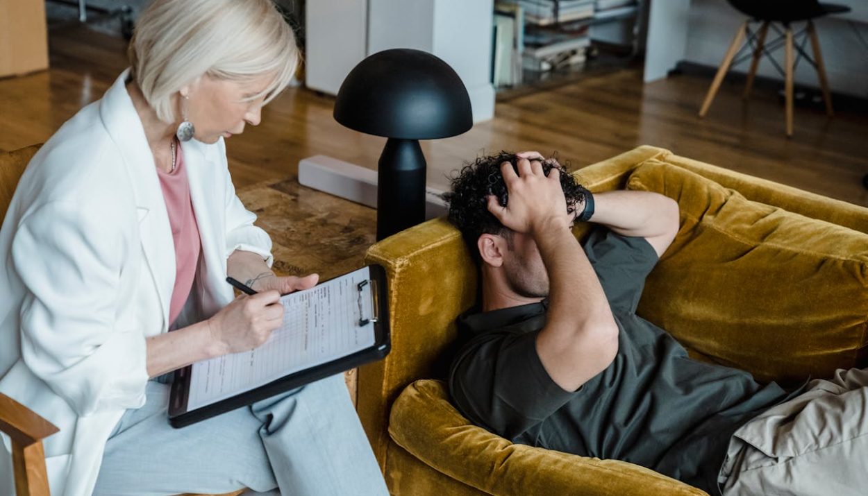 Foto de Timur Weber: https://www.pexels.com/es-es/foto/hombre-mujer-acostado-terapia-8560221/