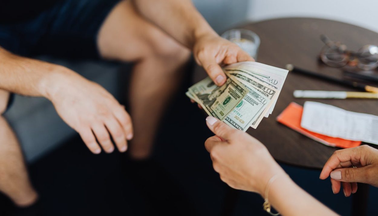 Foto de Photo By: Kaboompics.com: https://www.pexels.com/es-es/foto/manos-gente-dinero-sujetando-4968548/