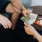 Foto de Photo By: Kaboompics.com: https://www.pexels.com/es-es/foto/manos-gente-dinero-sujetando-4968548/