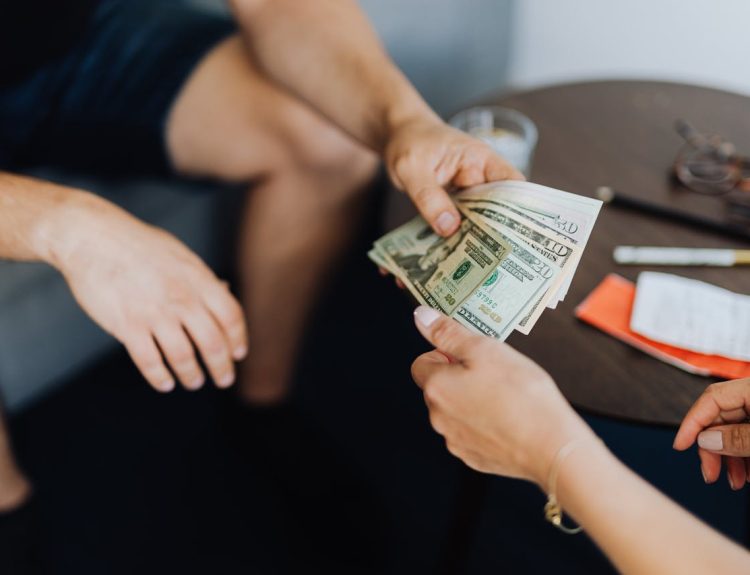 Foto de Photo By: Kaboompics.com: https://www.pexels.com/es-es/foto/manos-gente-dinero-sujetando-4968548/
