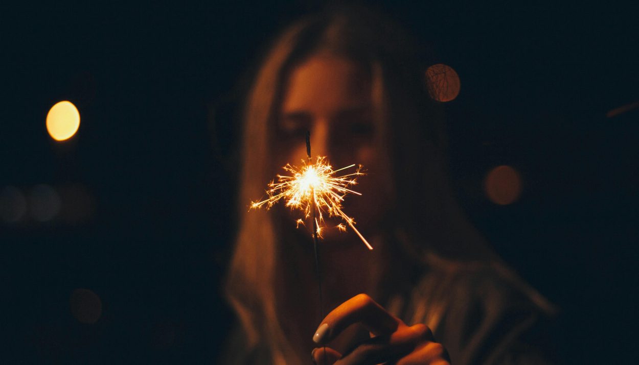 Foto de Александр Прокофьев: https://www.pexels.com/es-es/foto/mujer-sosteniendo-petardo-561462/