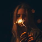 Foto de Александр Прокофьев: https://www.pexels.com/es-es/foto/mujer-sosteniendo-petardo-561462/