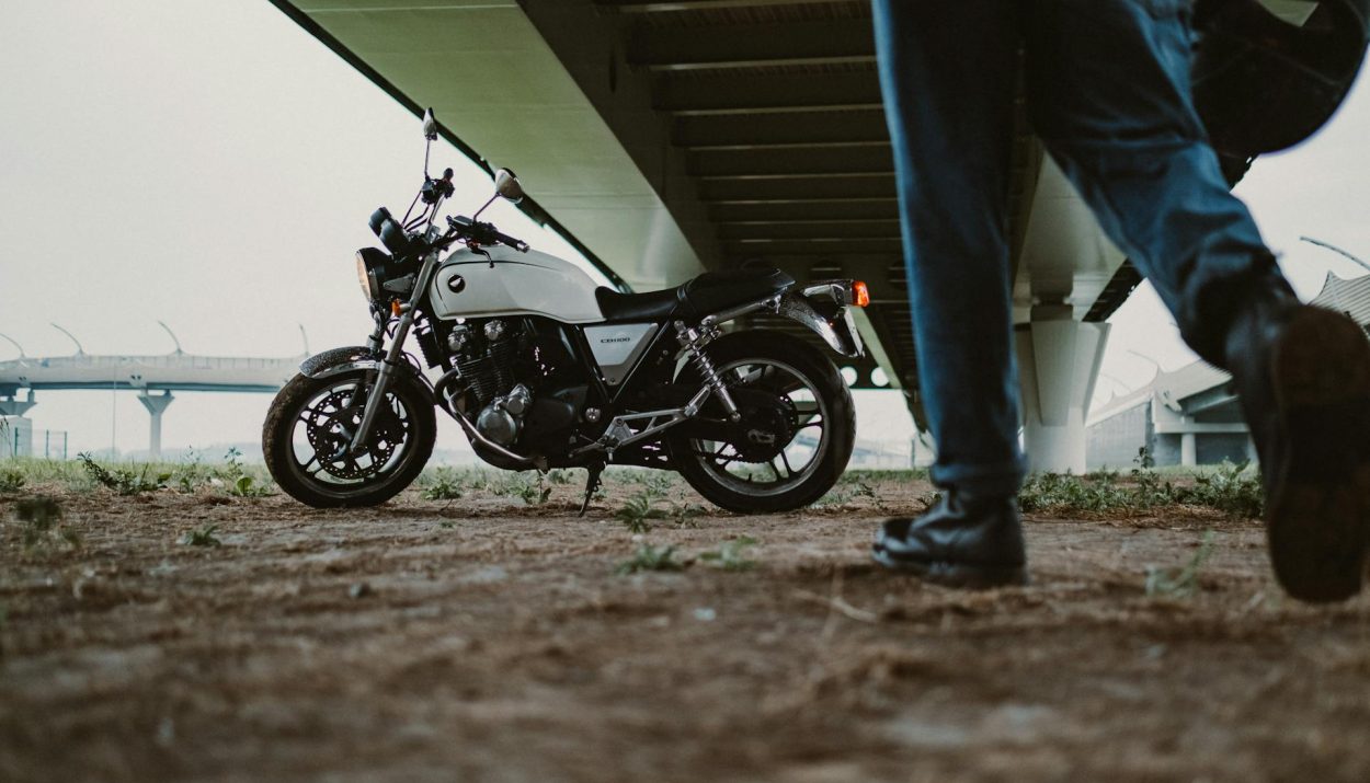 Foto de cottonbro studio: https://www.pexels.com/es-es/foto/piernas-patas-caminando-puente-5195654/