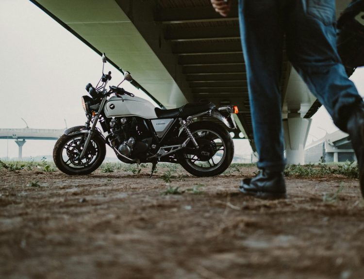 Foto de cottonbro studio: https://www.pexels.com/es-es/foto/piernas-patas-caminando-puente-5195654/