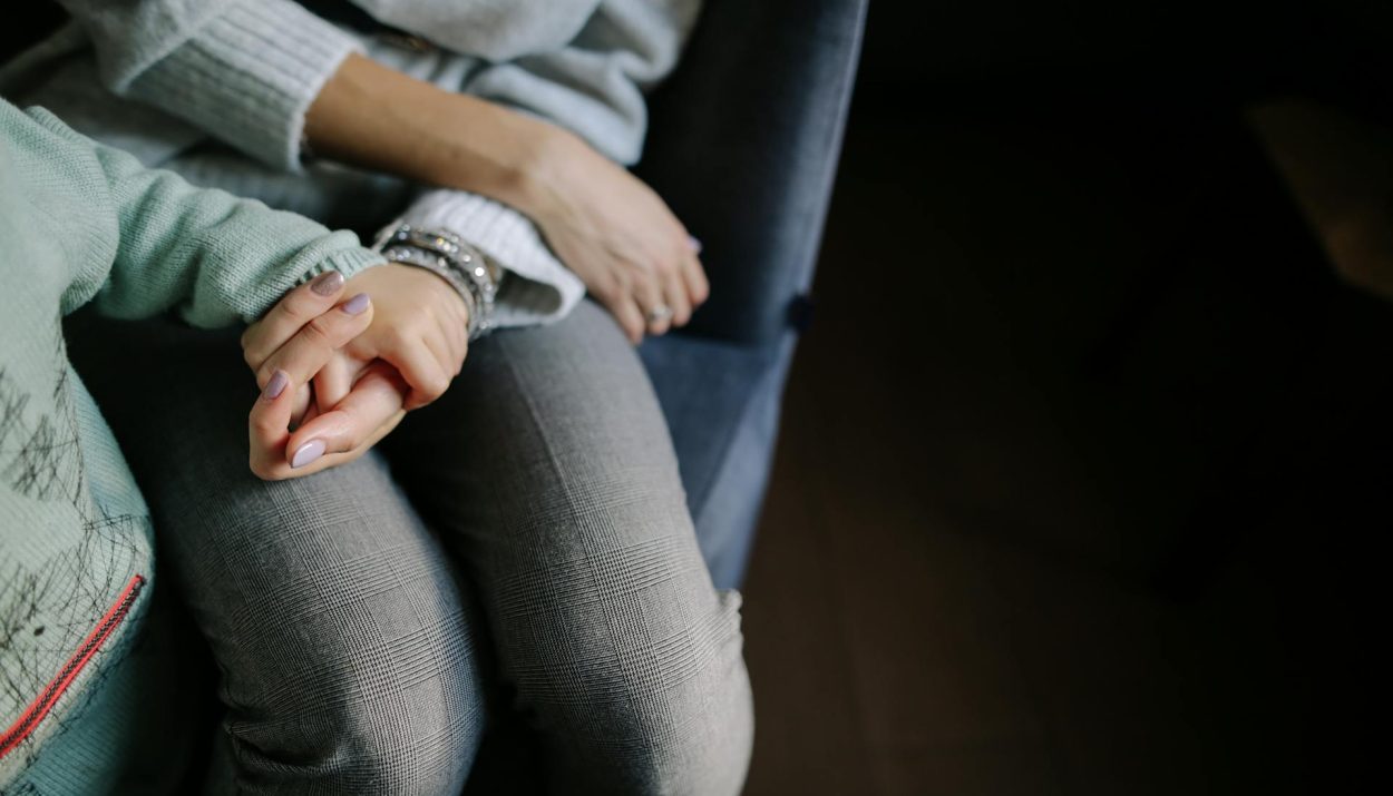 Foto de Daria Obymaha: https://www.pexels.com/es-es/foto/mujer-sentada-en-camisa-gris-de-manga-larga-sosteniendo-la-mano-del-bebe-en-camisa-azul-de-manga-larga-1684038/