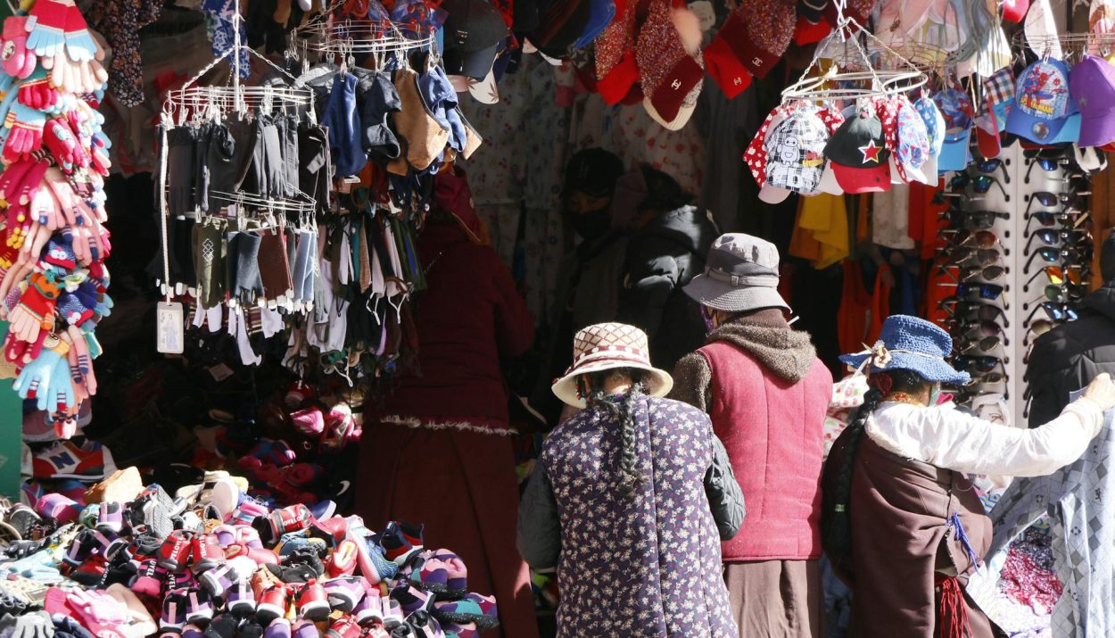 Foto de Mars You: https://www.pexels.com/es-es/foto/gente-calle-ropa-compras-14038833/